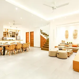 Villa Cozy 4 Bedroom 5 Mins Walking To Finns, Canggu (Bali)